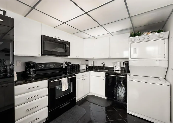 Beautiful 2 Story Side Ocean View 2 Bed Capri Holiday home *